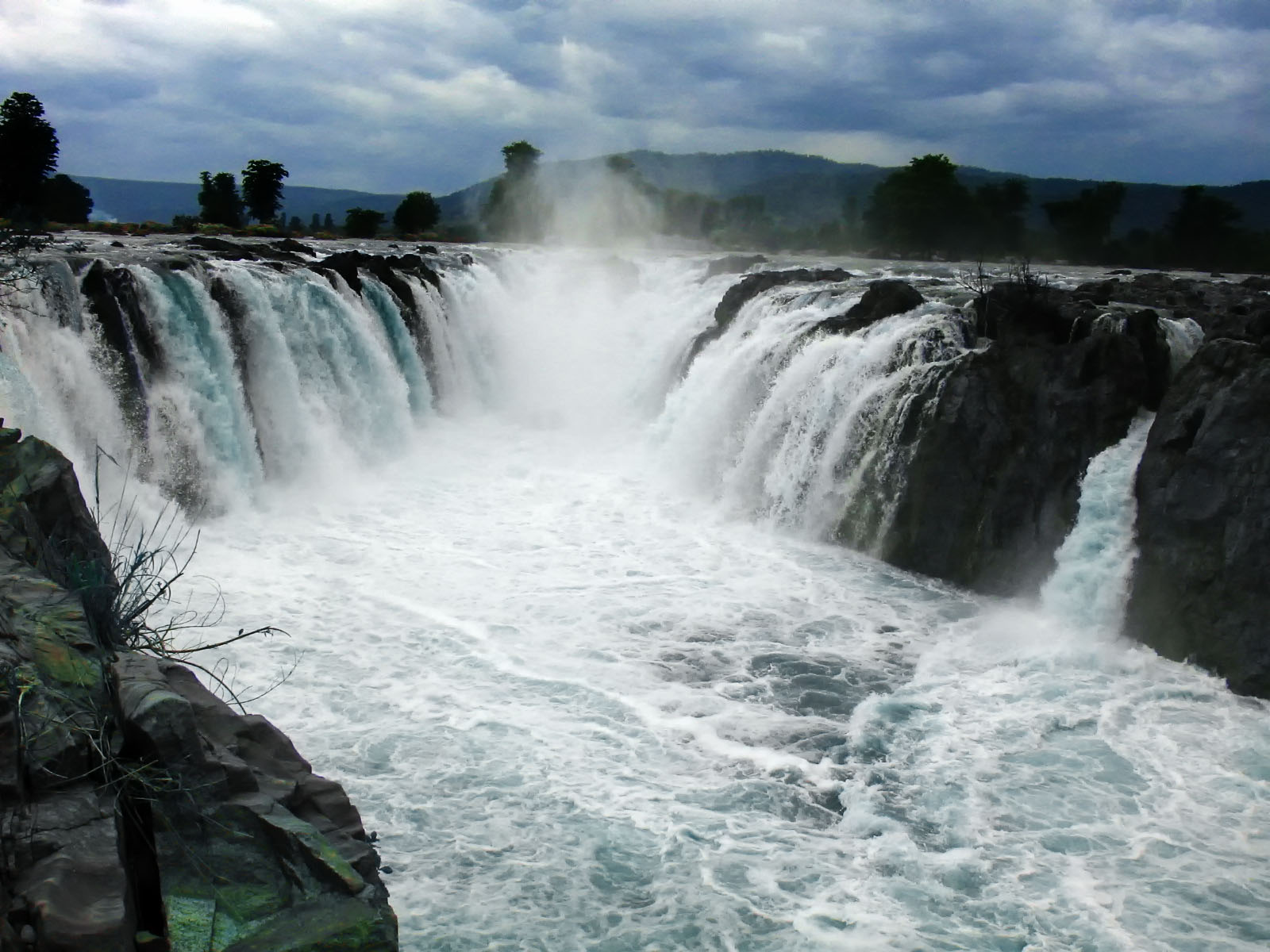 Hogenakkal Falls Image