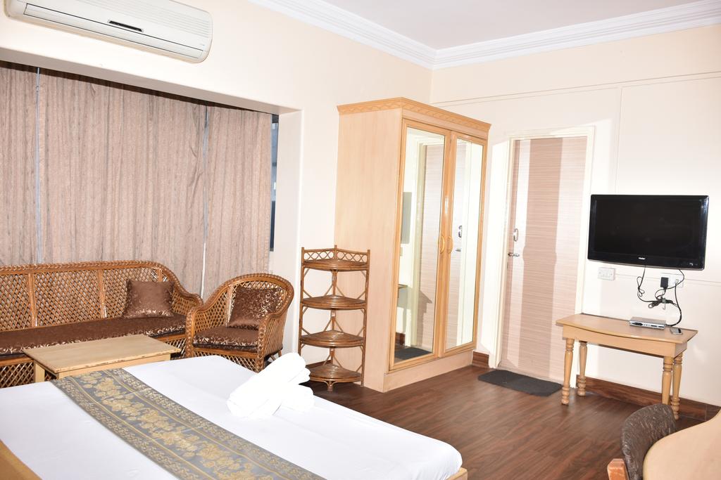 Cristal Hotel - Sadhu Vaswani Road - Pune Image