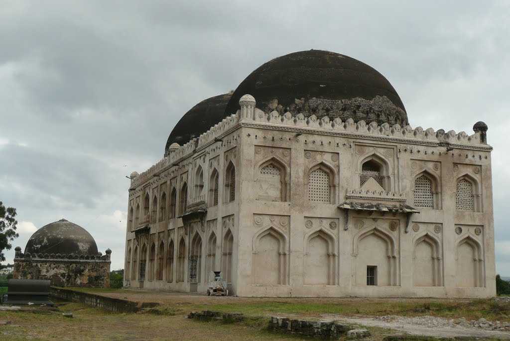 Haft Gumbaz - Gulbarga Image